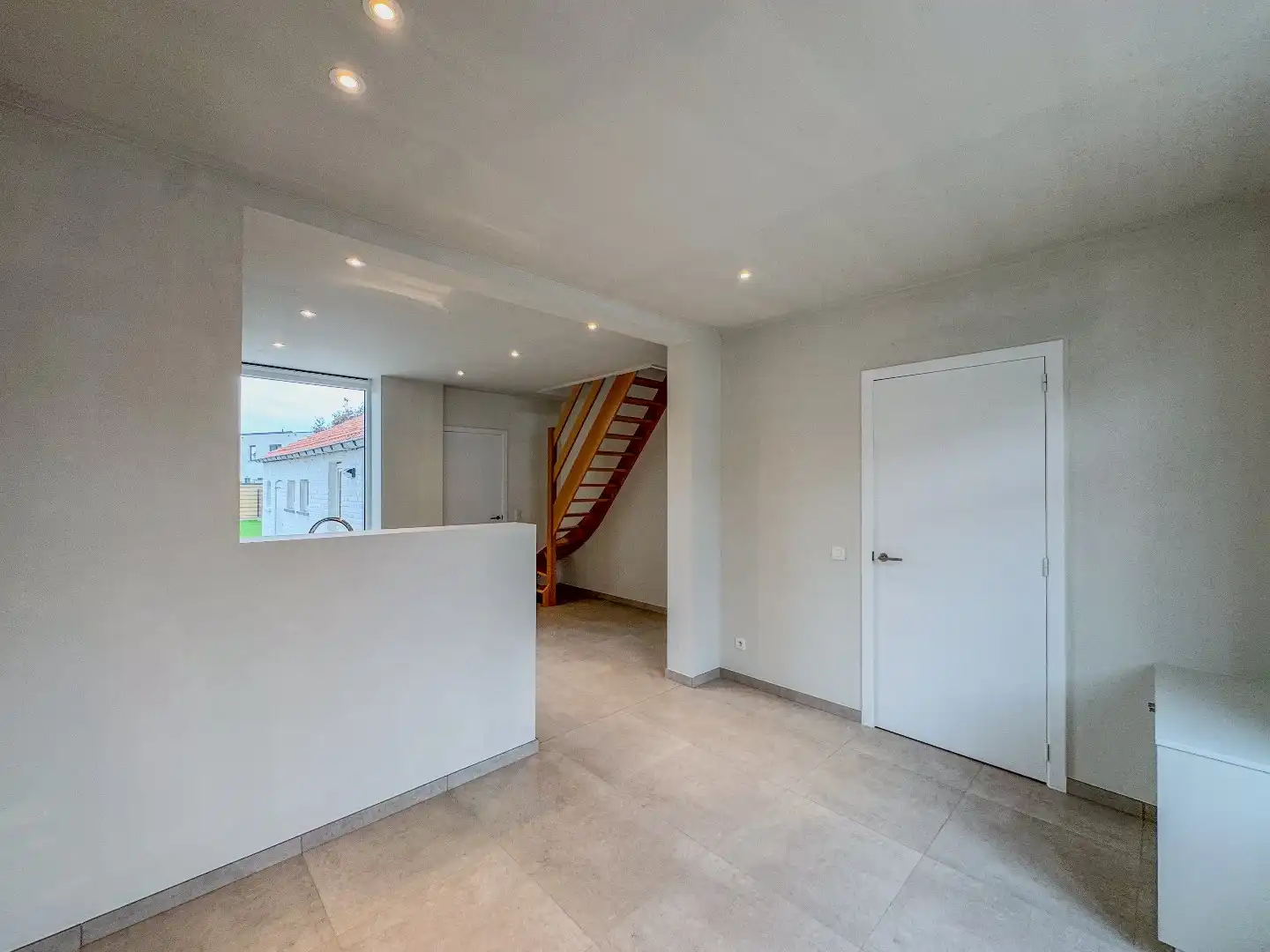 Gezellige woning met 2 slaapkamers, dressing en tuin. foto 9