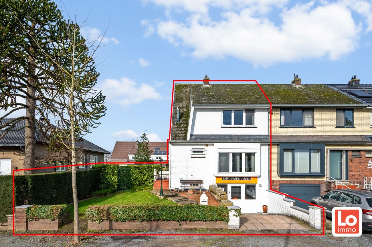 VERKOCHT! Lichtrijke halfopen woning met ruime inpandige garage op een rustige topligging op wandelafstand van het centrum van Lochristi. foto {{pictureIndex}}