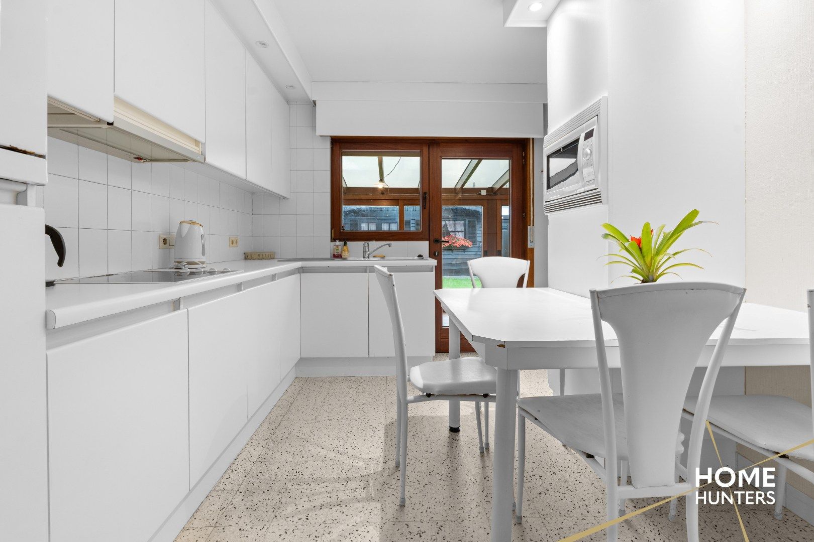 Charmante halfopen woning met tuin & garage foto 9