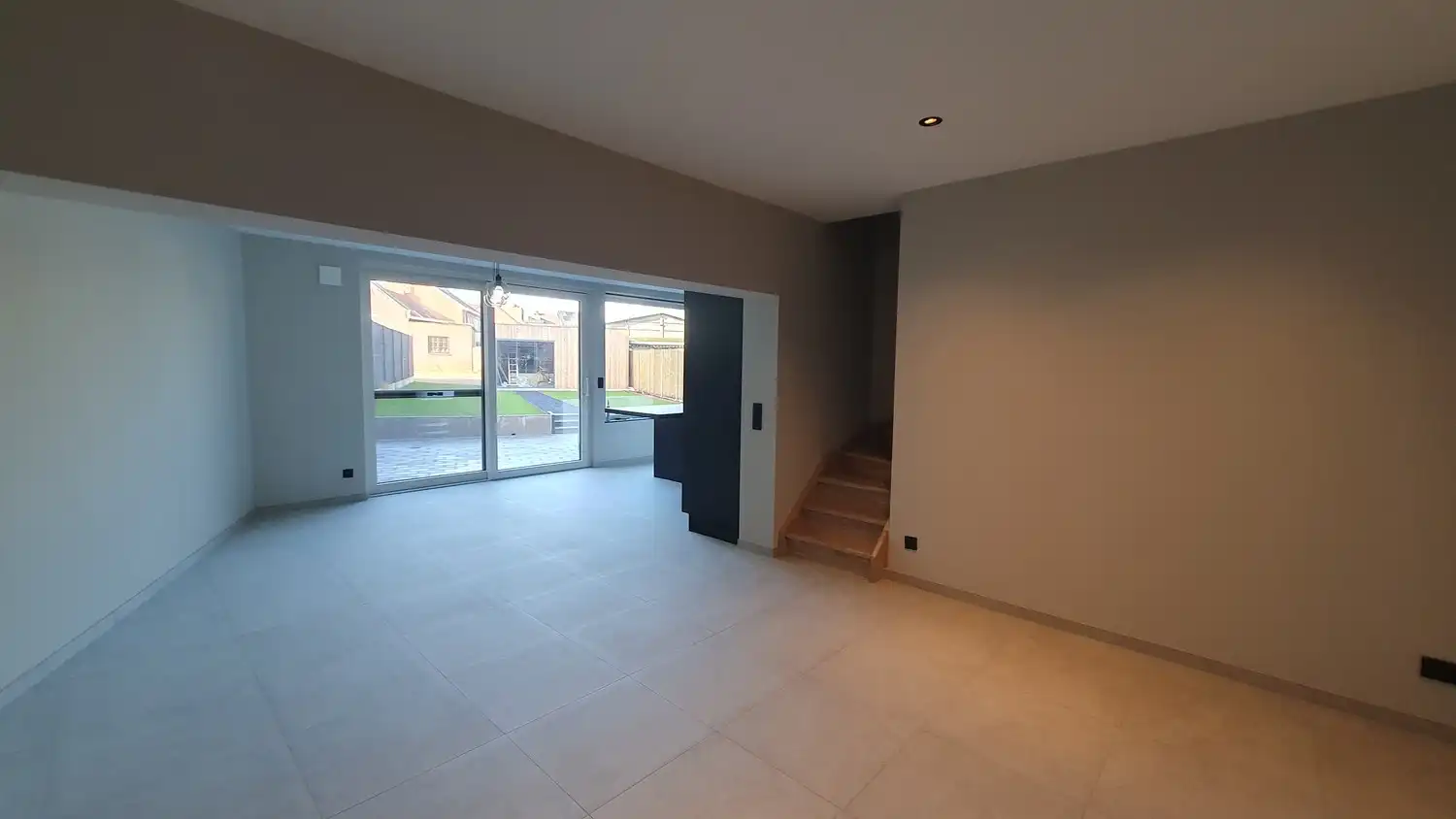 Volledig gerenoveerde HOB stadswoning met toffe tuin en 2 slaapkamers in Bree centrum foto 3