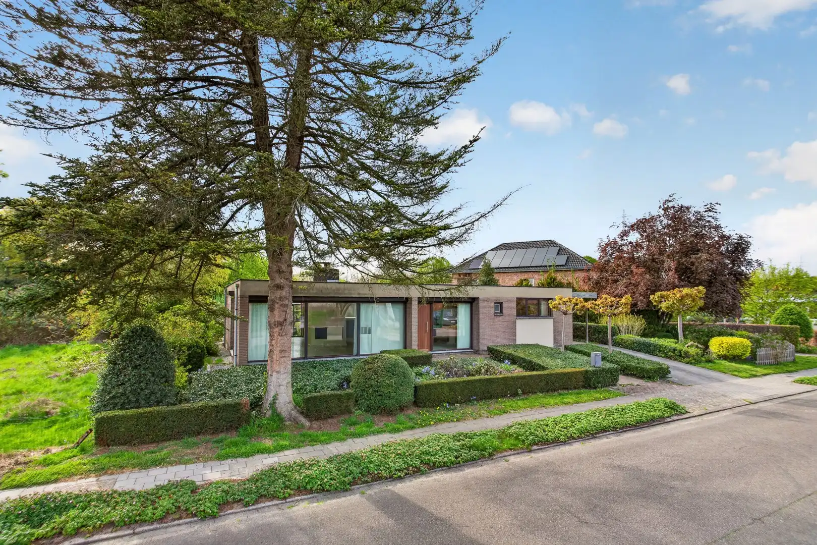 Ruime gelijkvloerse woning met veel potentieel op rustige ligging in Mol foto 3