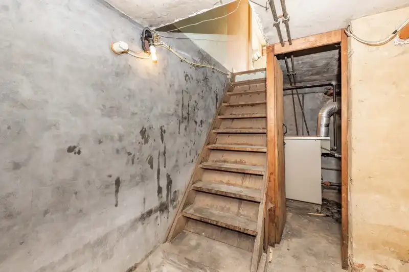 Kloeke te renoveren stadswoning met 4 slaapkamers, inpandige garage in centrum Kortrijk TE KOOP foto 9