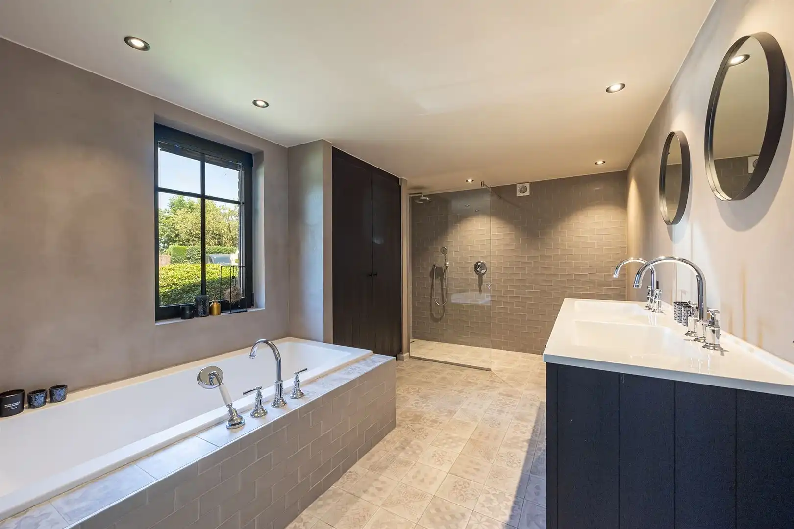 Stijlvol gerenoveerd wonen met prachtige zwemvijver foto 14