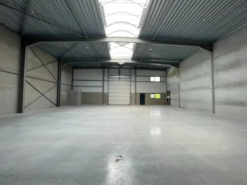 Recente KMO-unit van 369 m² met kantoor, buitenopslag en 2 parkeerplaatsen foto 4
