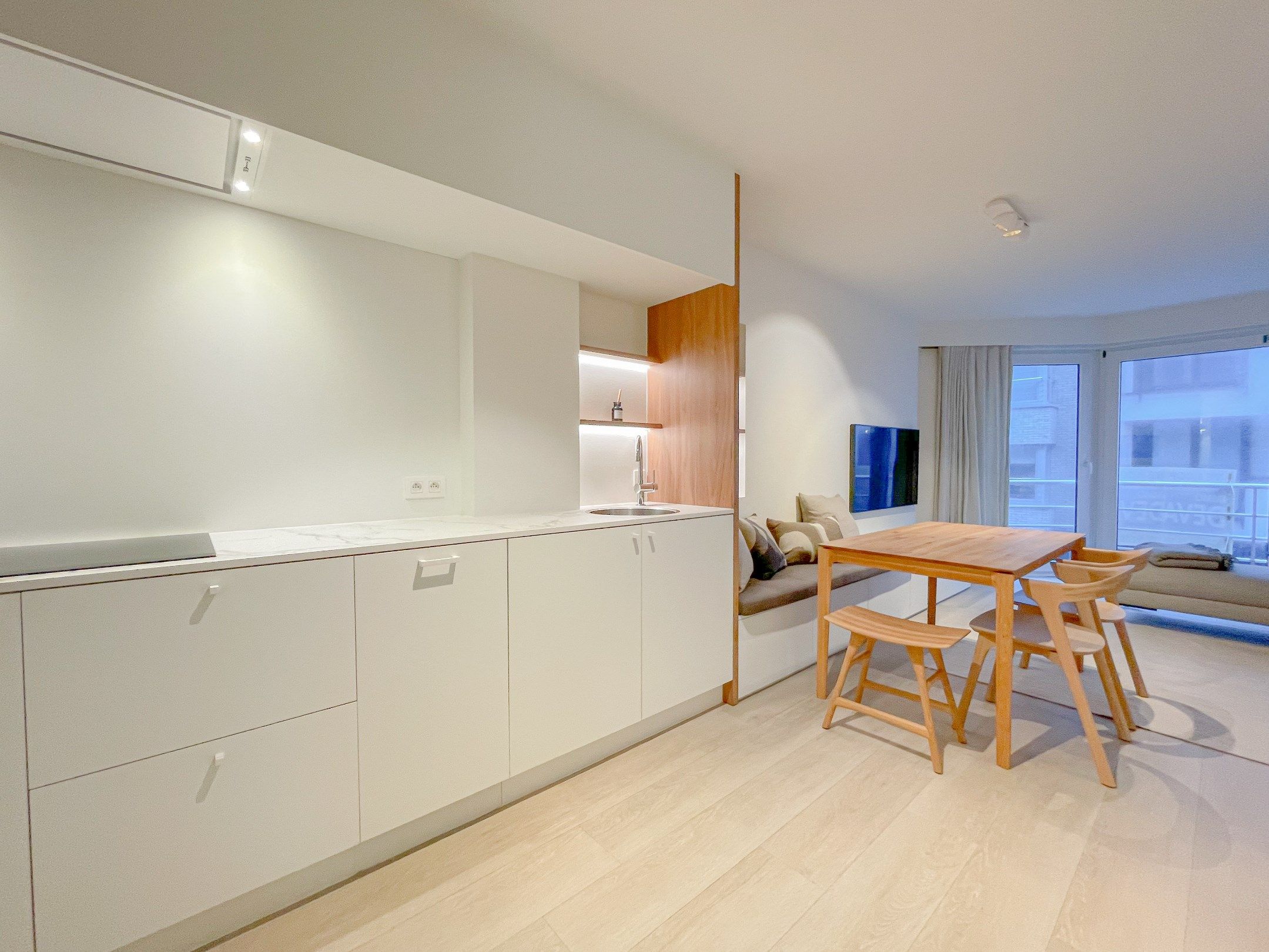 Recent tijdloos gerenoveerd appartement met zijdelings zeezicht. foto 4