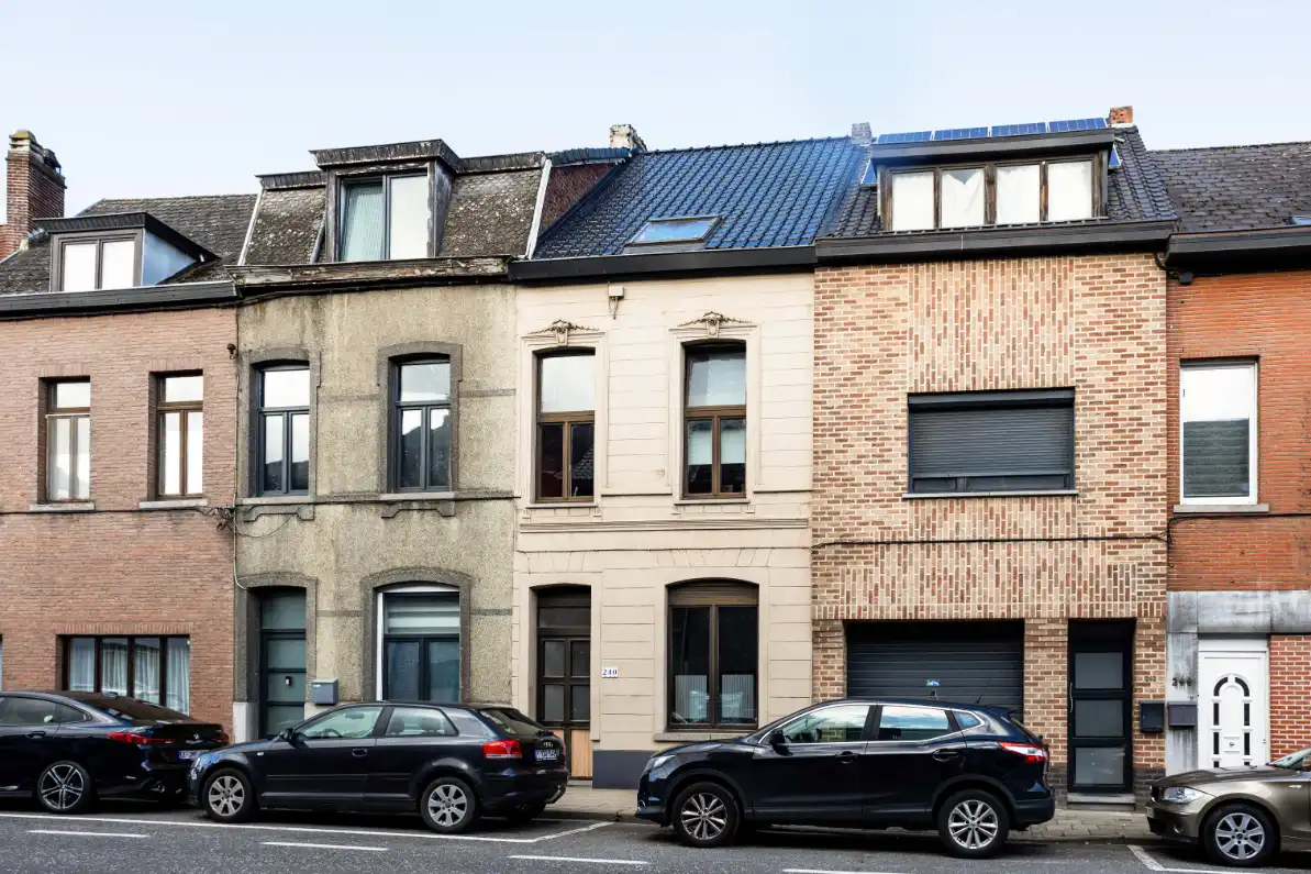 Rijwoning  met 4 slaapkamers en mooie tuin foto {{pictureIndex}}