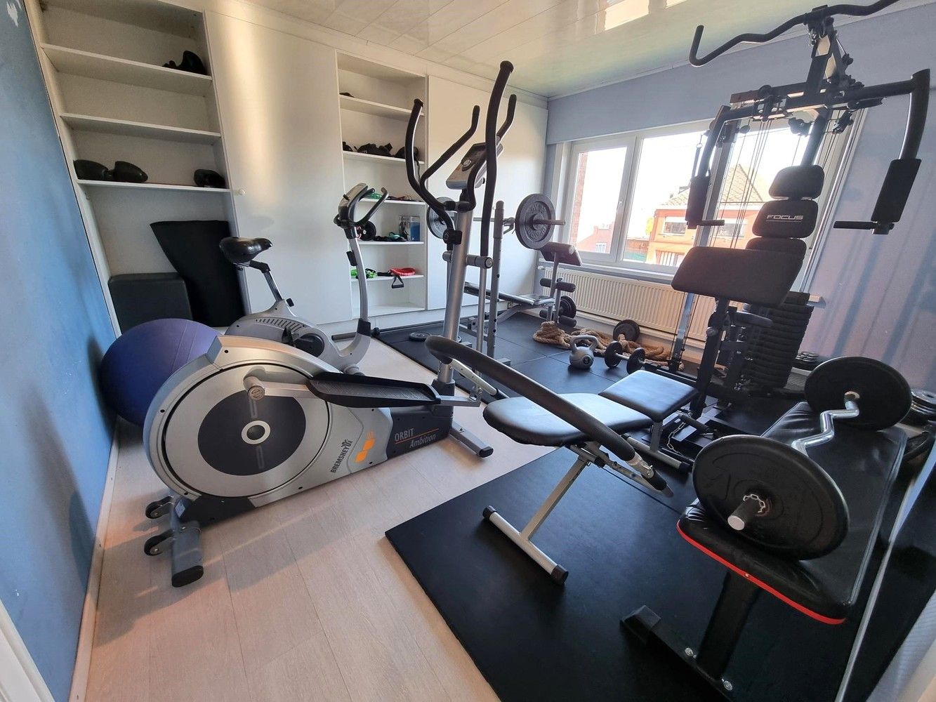 Instapklare woning met 5 slaapkamers met groot naastliggend magazijn. Ideaal voor zelfstandigen. foto 9