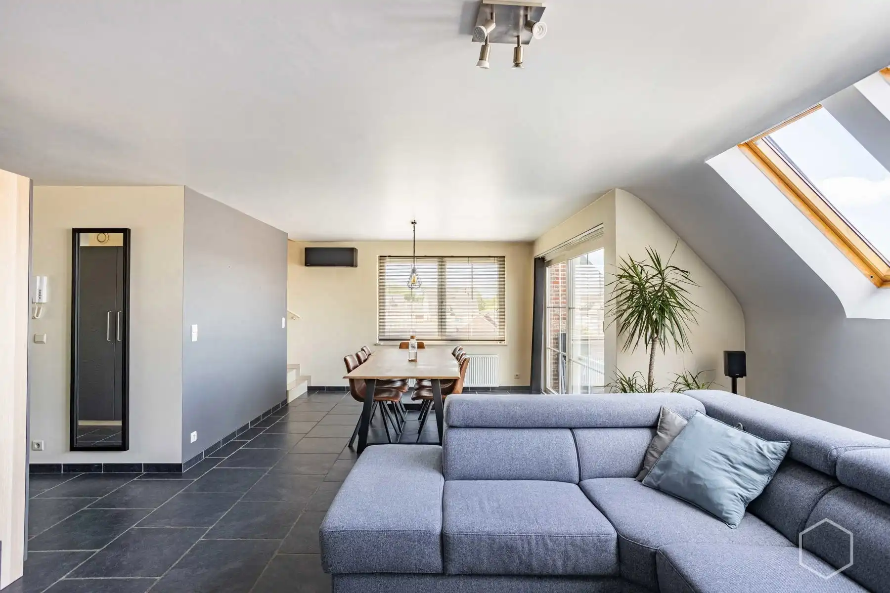 Lichtrijk duplexappartement met 4 slaapkamers en airco's foto 6