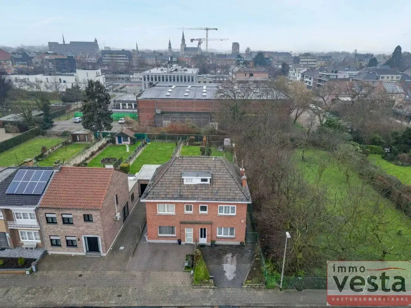 Ruime, te renoveren halfopen woning foto 4