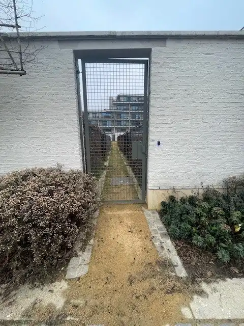 TE HUUR ONDERGRONDSE AUTOSTAANPLAATS foto 3