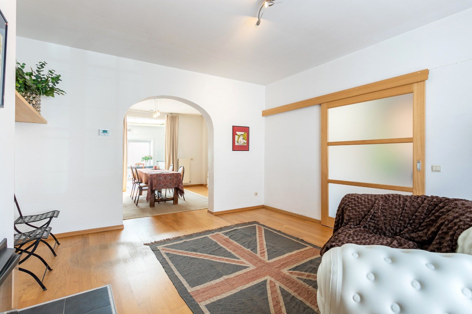 Instapklare woning met 3 slaapkamers, tuin en uitstekende ligging te Halle foto 2