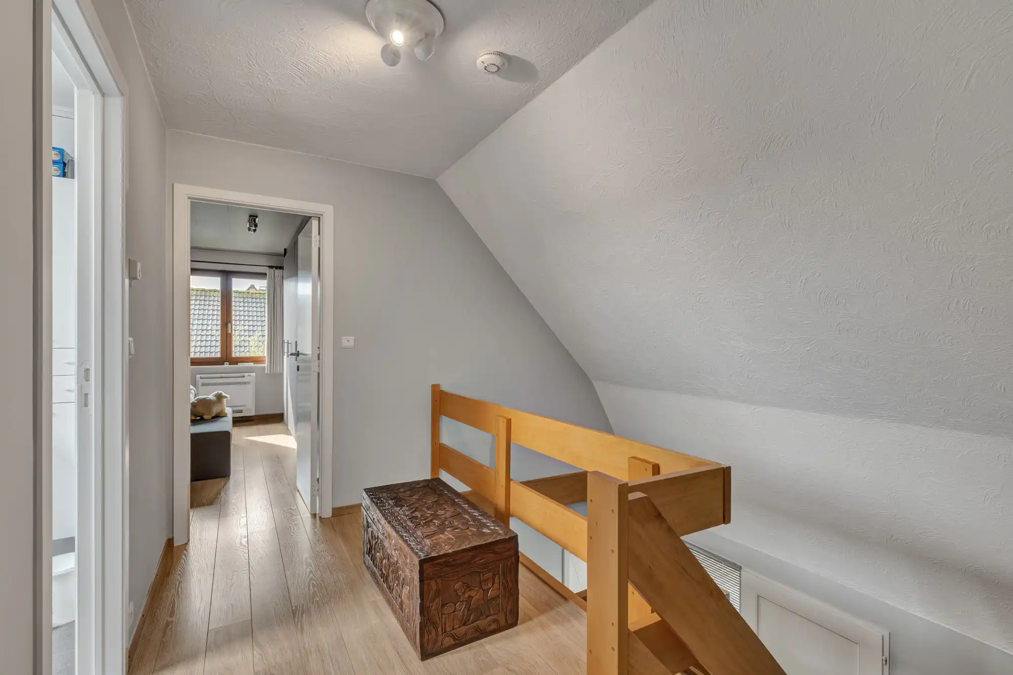 Open bebouwing met tuin, zonnepanelen en garage foto 11