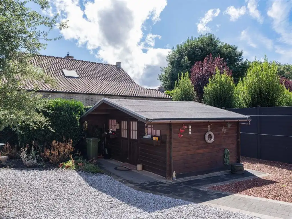 Zeer goed onderhouden vrijstaande woning met veranda en carport foto 8