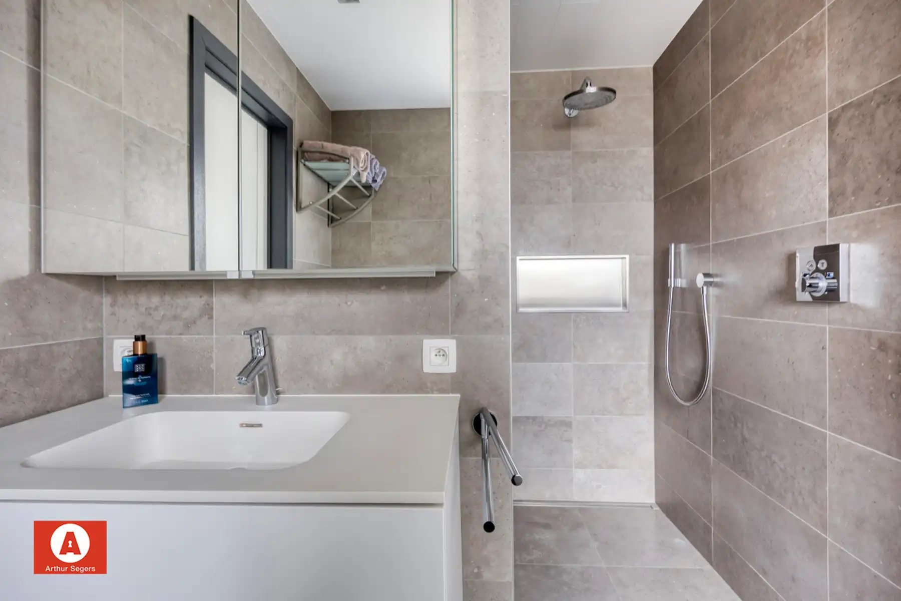 Gezinswoning met 2 tot 3 privatieve auto-parkeerplaatsen. foto 16