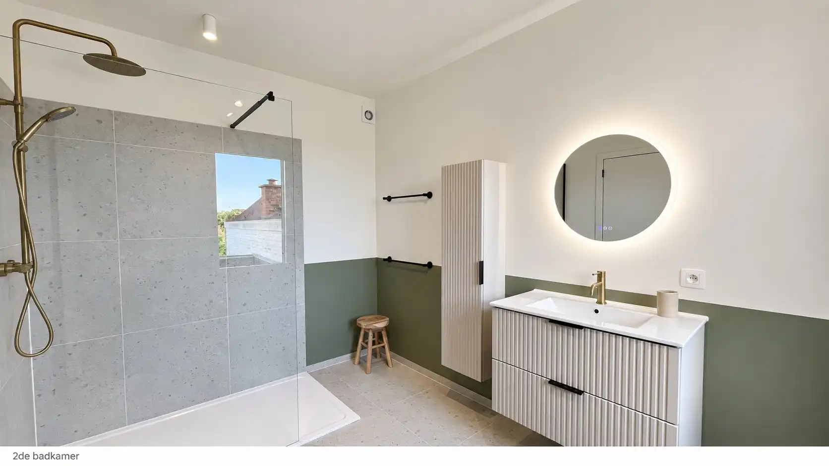 Luxe woning met 5 kamers, grote garage, grote uitbouw en een aangename tuin foto 10