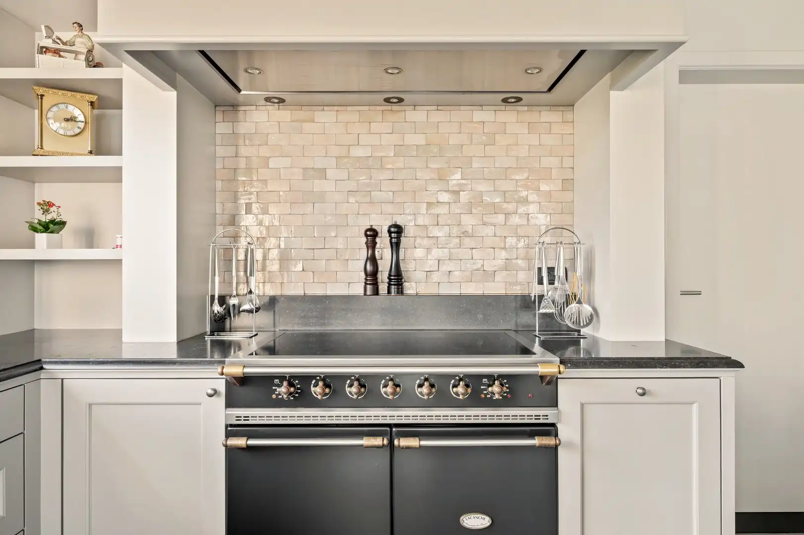 Unieke eigendom met vrijstaande woning met kantoor, loods en een grote dubbele garage foto 6