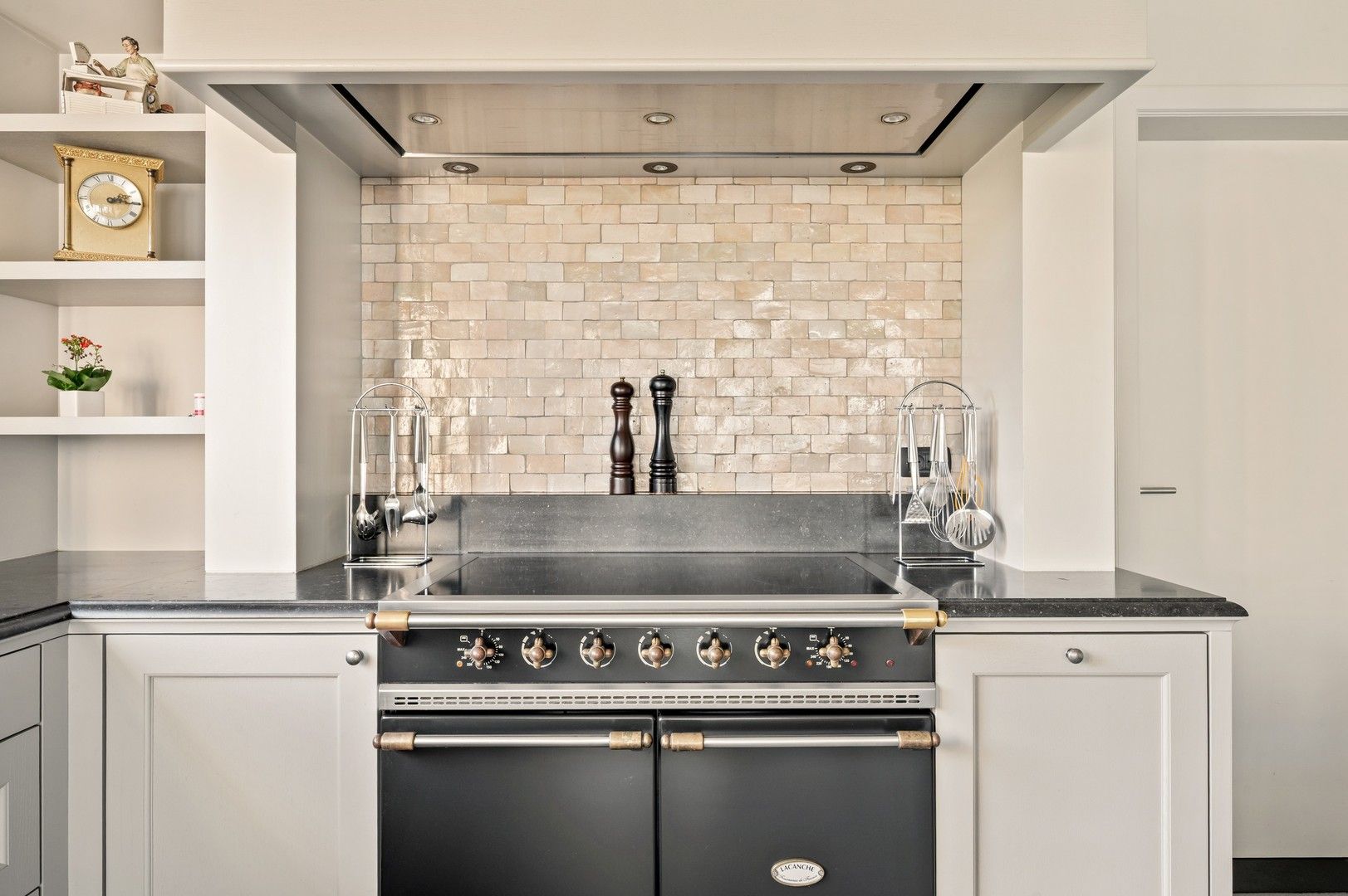 Unieke eigendom met vrijstaande woning met kantoor, loods en een grote dubbele garage foto 6