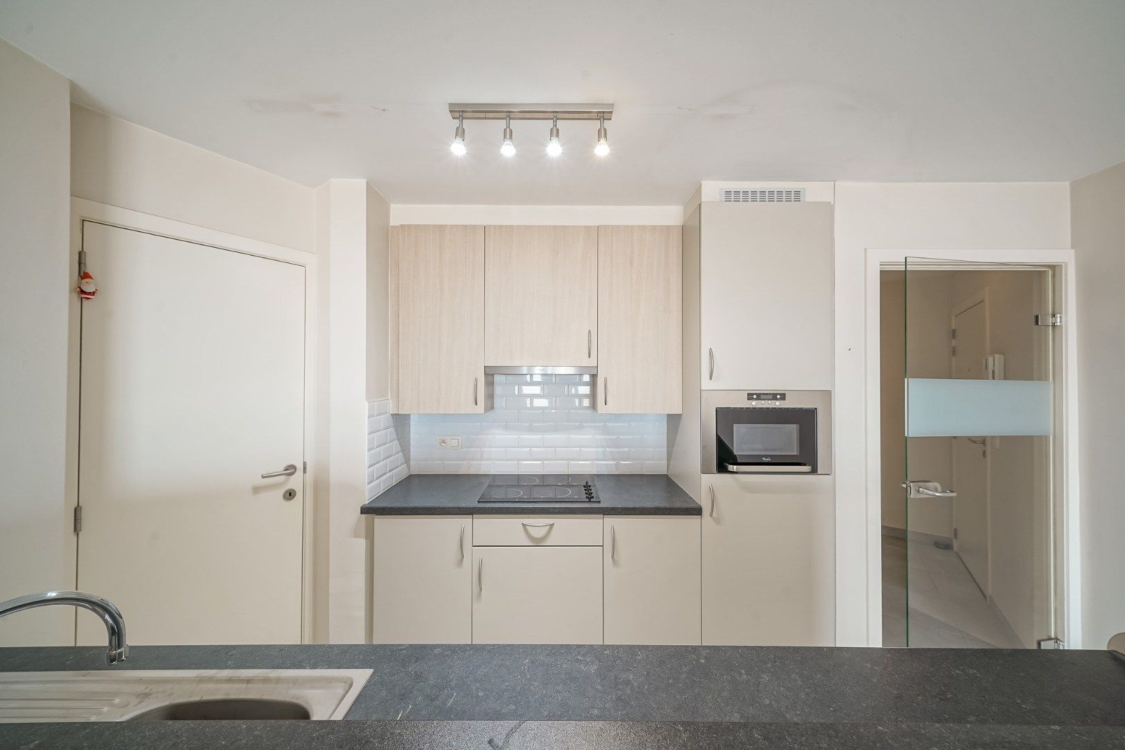 Instapklaar 2-slaapkamerappartement met zeezicht te Oostende foto 6