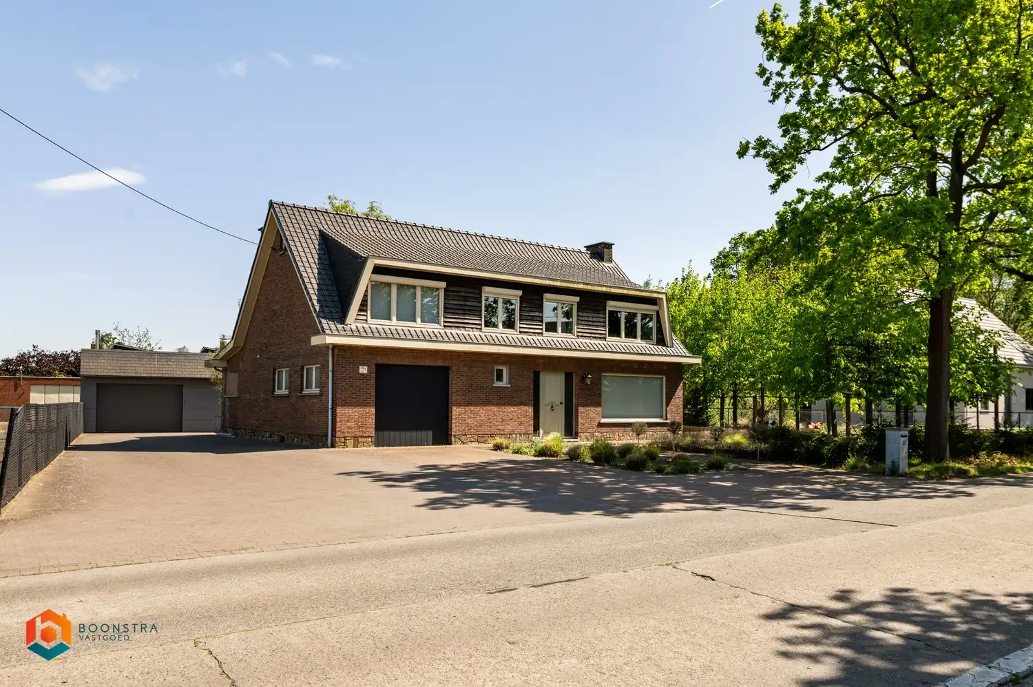 Vrijstaand wonen en werken met werkplaats/magazijn van 354 m² op toplocatie nabij R6 en E19 foto {{pictureIndex}}