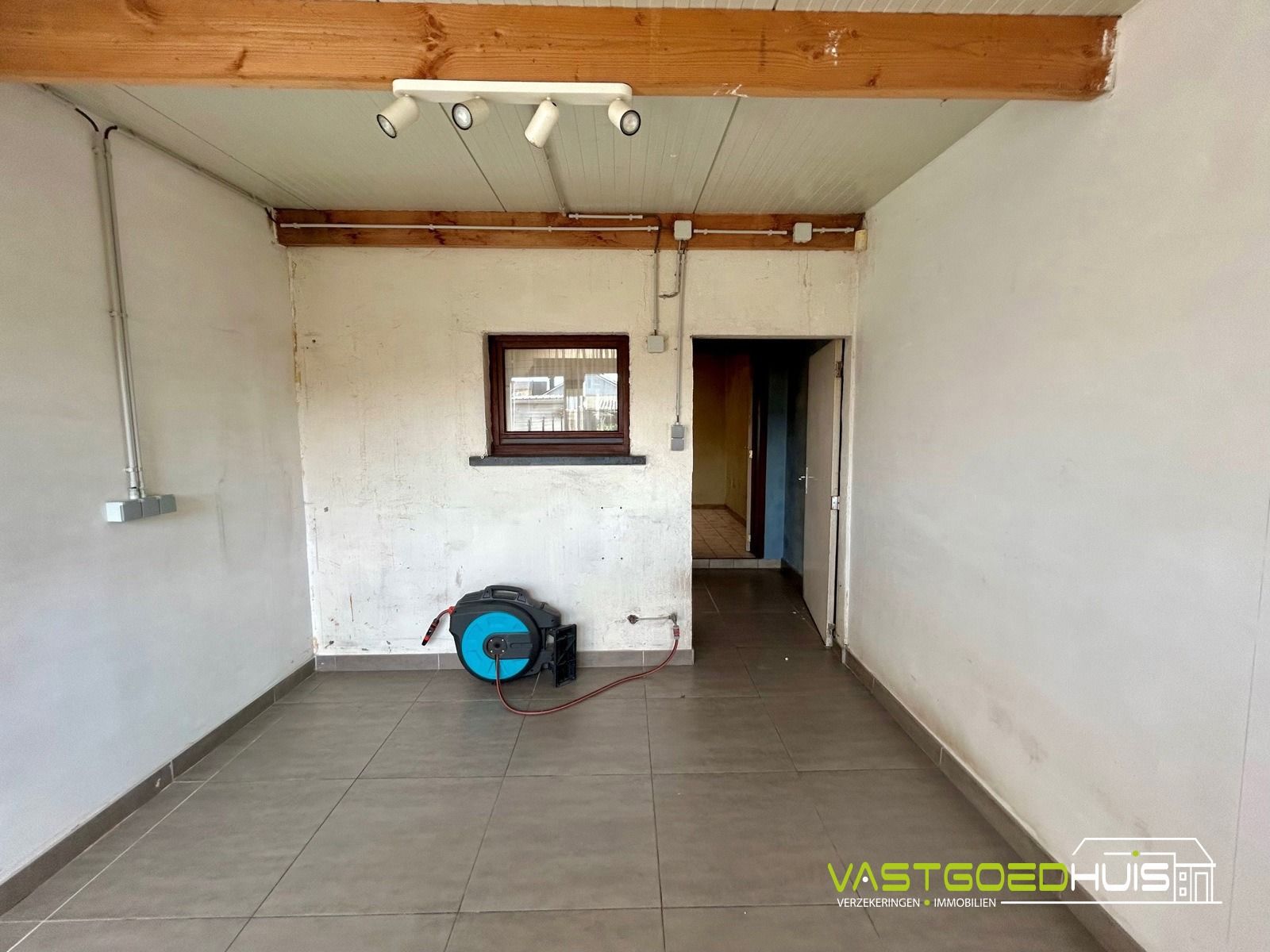 Te renoveren gezinswoning met garage en tuin foto 11