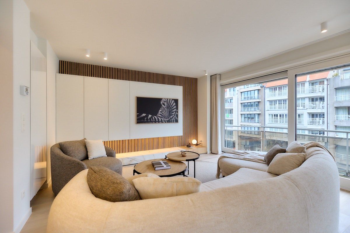 Luxueus gerenoveerd hoekappartement met 3 ruime slpks.  foto 2