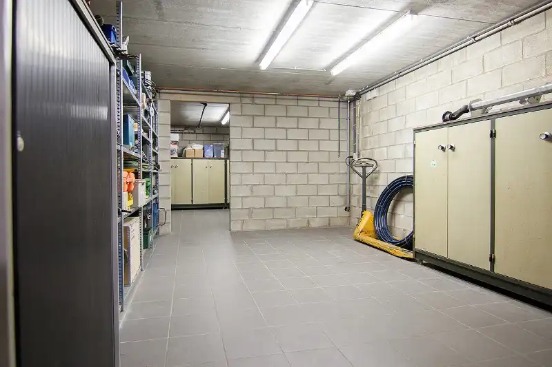 Ruime, volledig instapklare en omheinde gezinswoning met schaarlift naar de kelder op een perceel van maar liefst 13 aren 62 centiaren! foto 36
