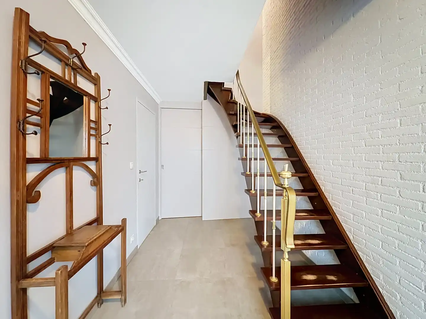 Instapklare bel-etage met drie slaapkamers, garage en zonnige buitenruimtes. foto 5