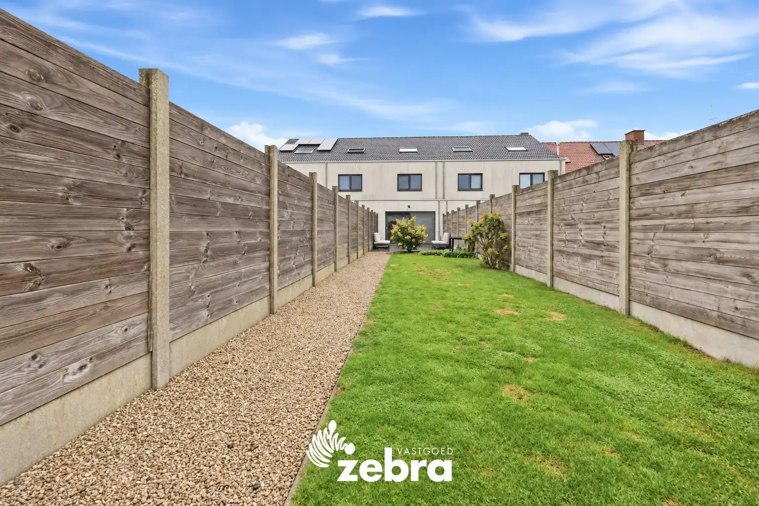 Instapklare woning met achterliggende garage en uitweg! foto 16