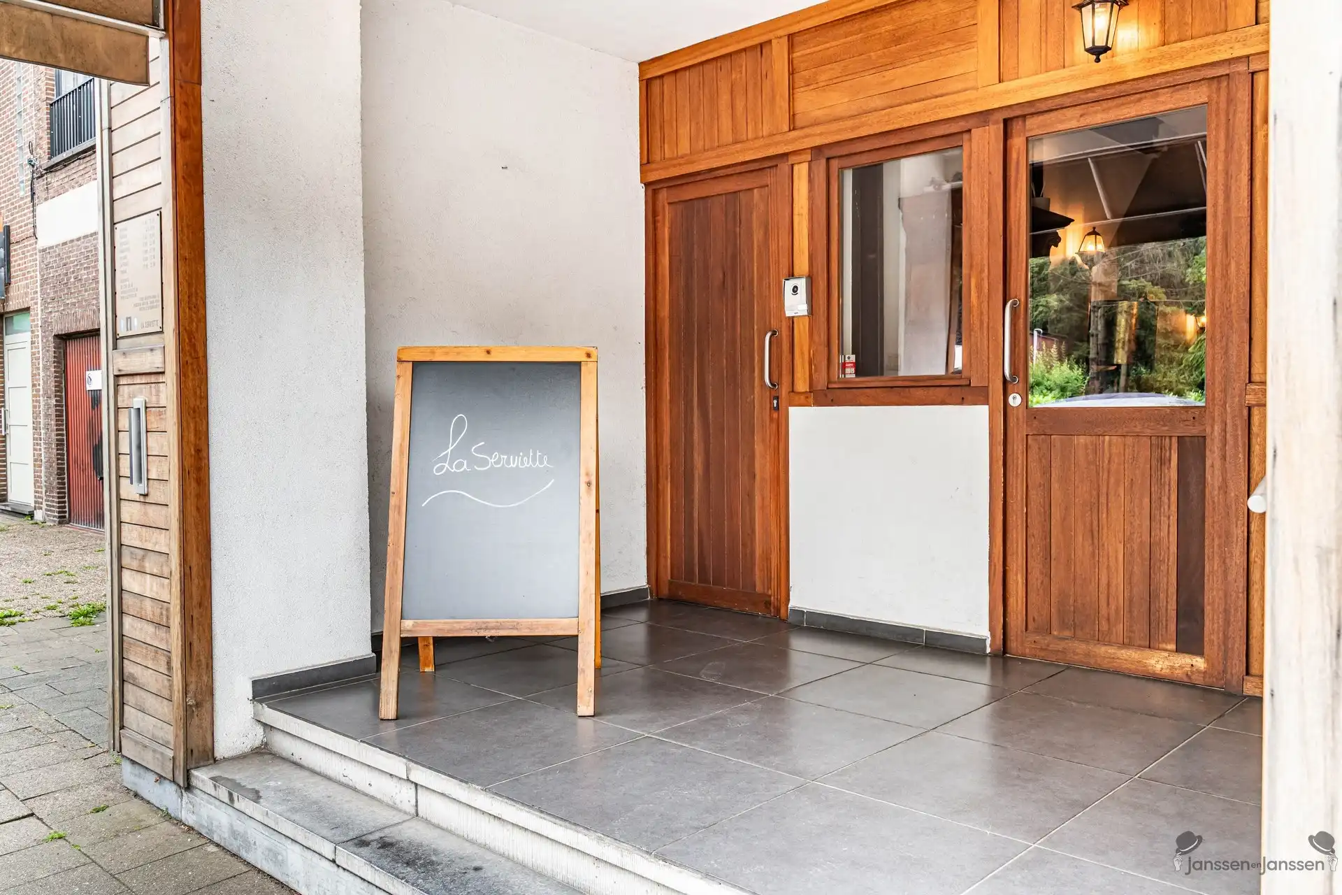Opbrengsteigendom met ruim duplexappartement (144m²) en handelsgelijkvloers foto 6