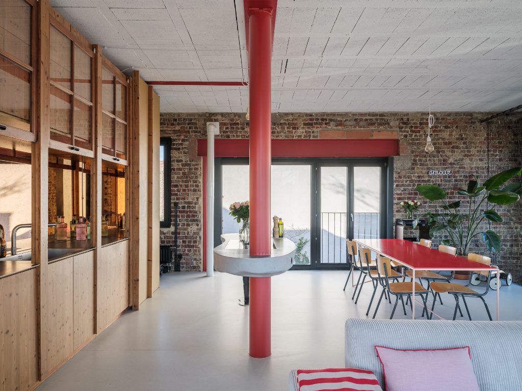Gentbrugge - Bijzonder unieke en architecturale loftwoning met daktuin in voormalig supporterscafé. foto 3