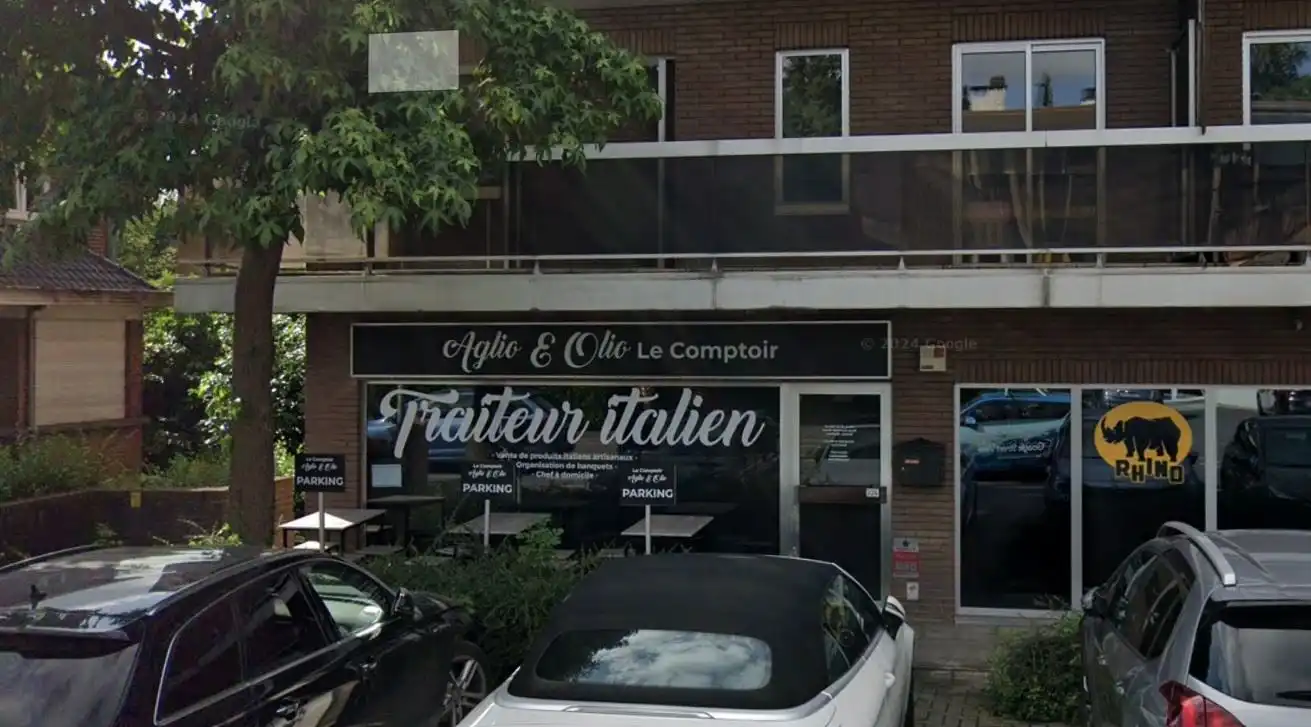 Commercieel gelijkvloers met mezzanine te koop – strategische ligging in Sint-Genesius-Rode foto {{pictureIndex}}