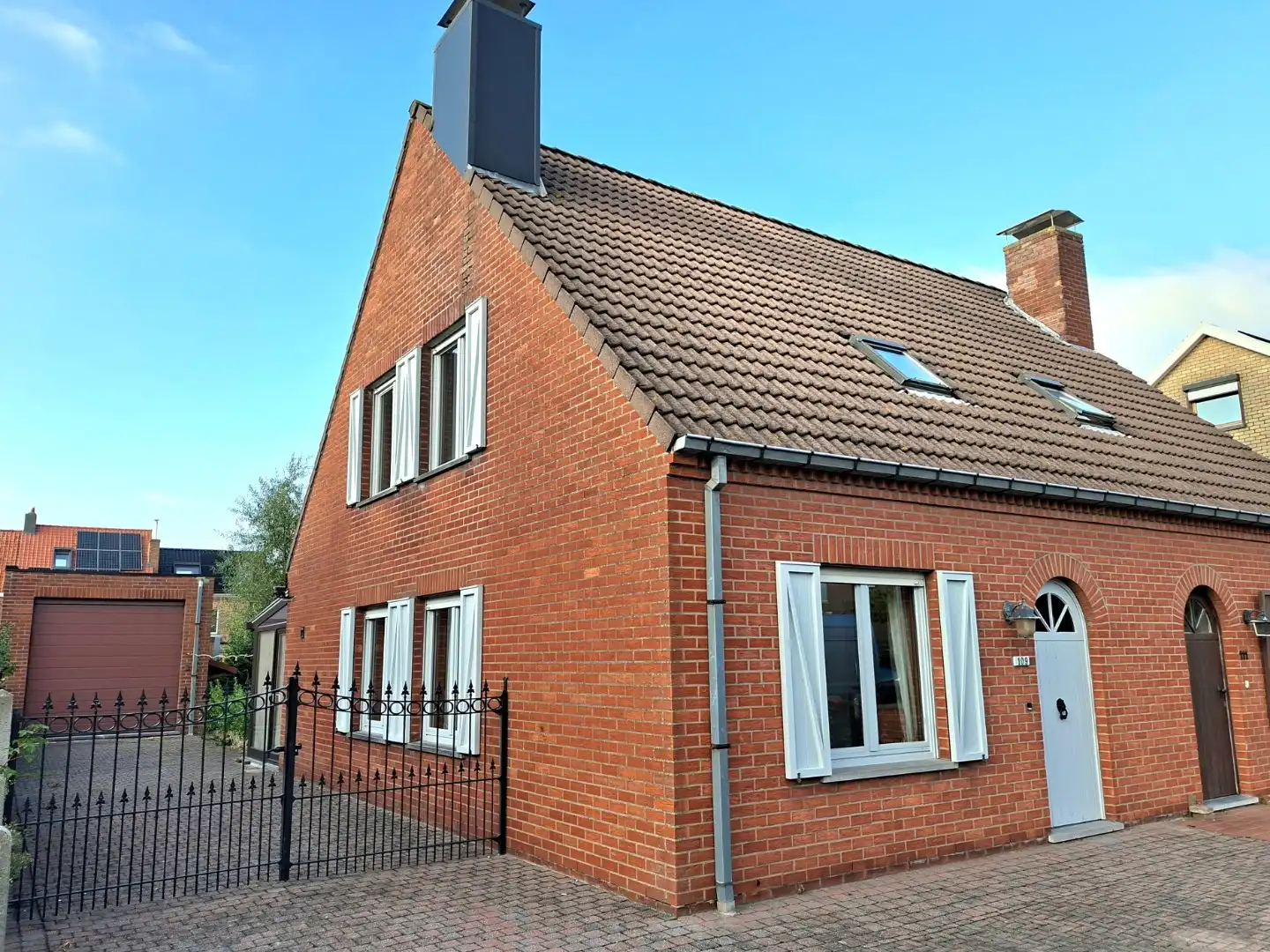 Halfopen woning foto {{pictureIndex}}