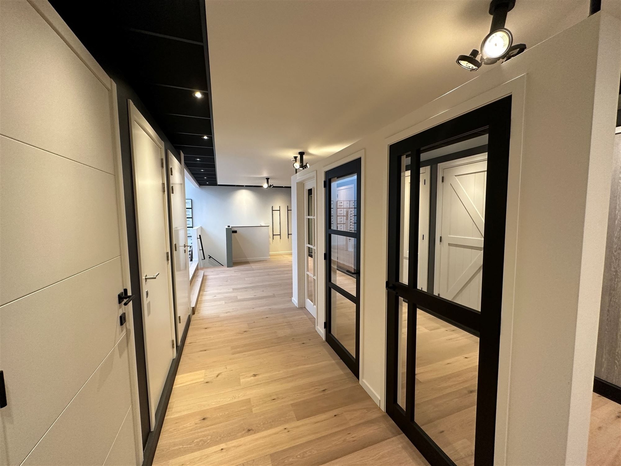 KMO-unit met kantoorruimte en toonzaal foto 32