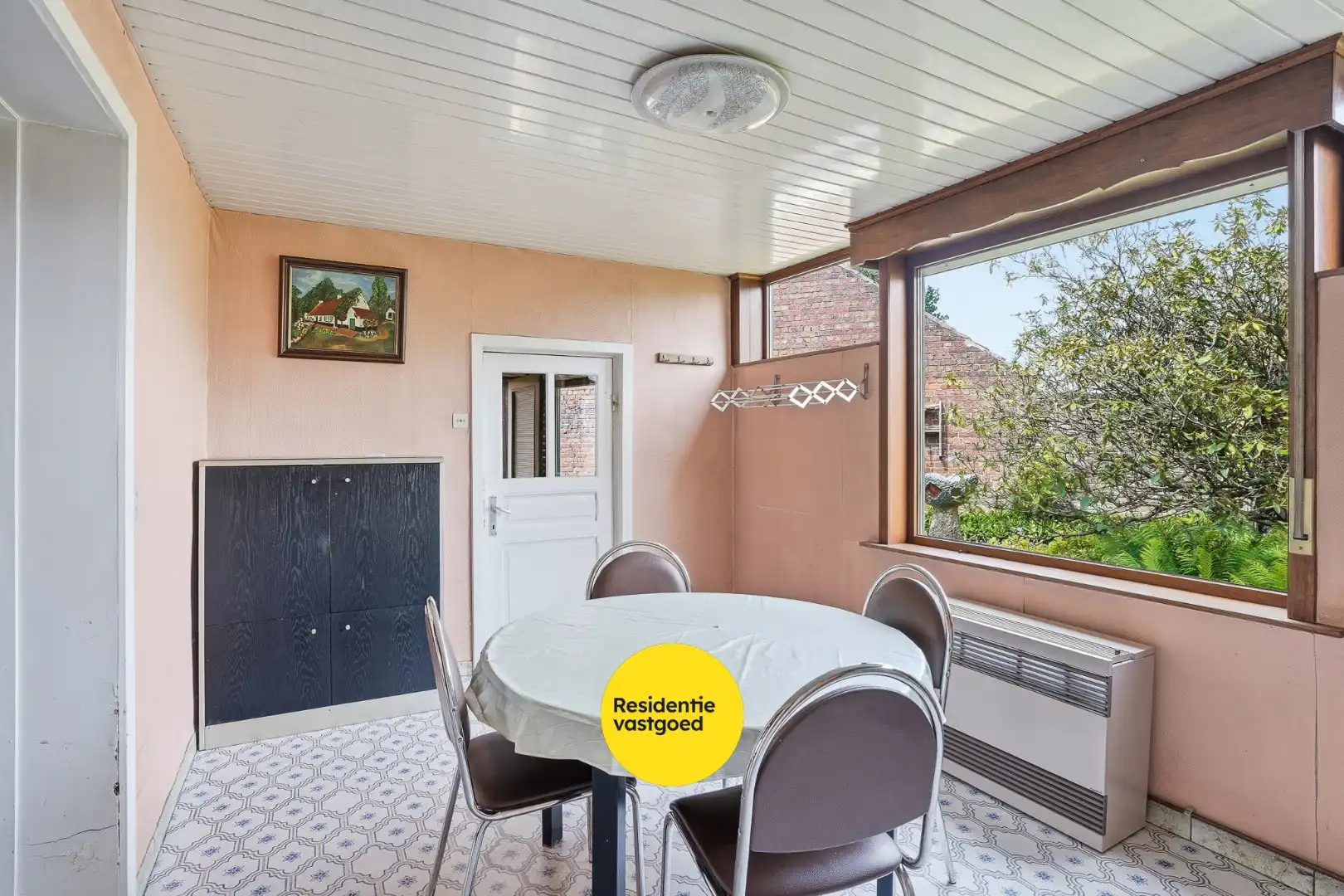 Te renoveren halfopen woning met tuin en oprit/garage foto 5