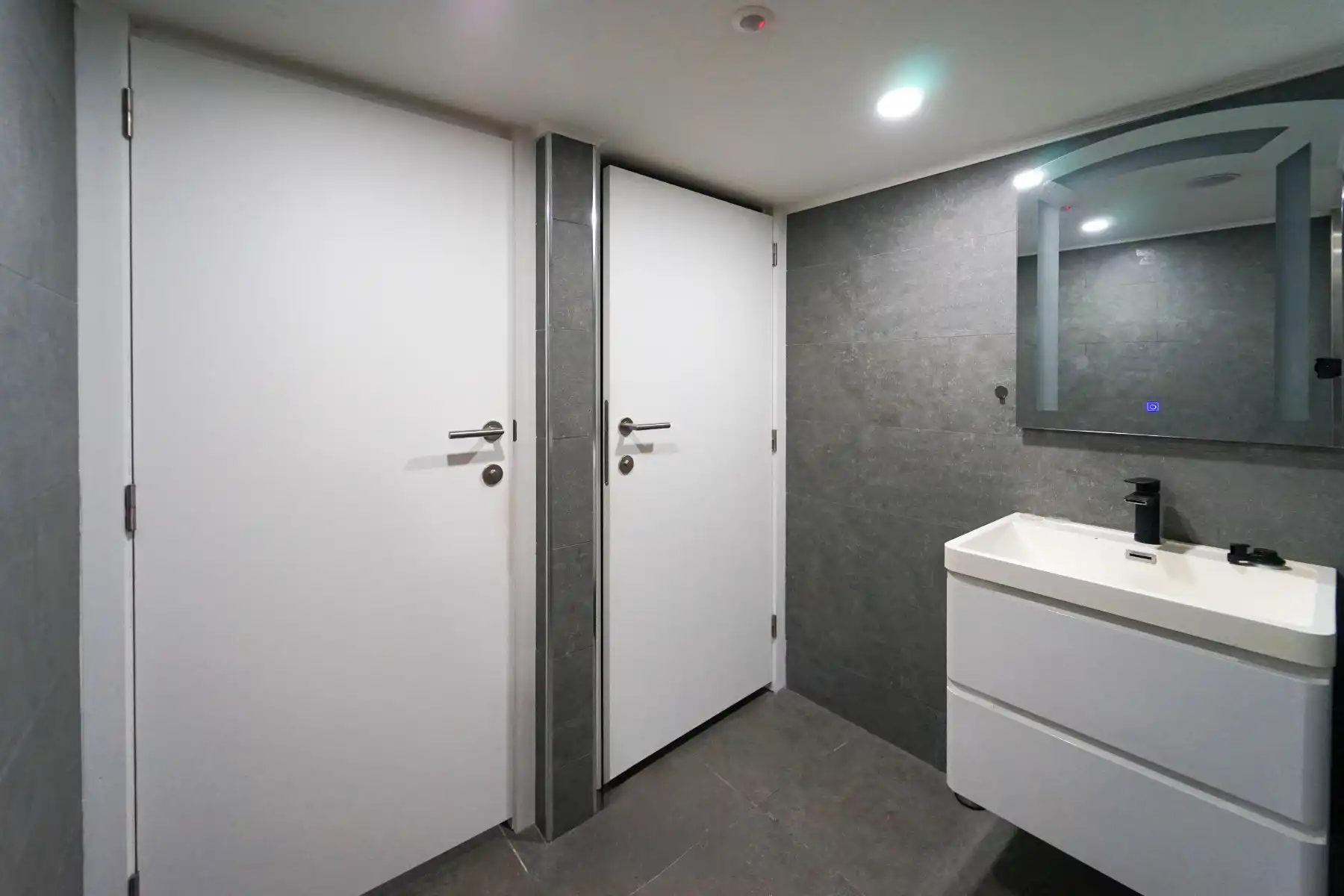 Recent volledig gerenoveerd handelspand (+-280m²) in Sleepstraat TE HUUR met een moderne uitstraling. foto 14