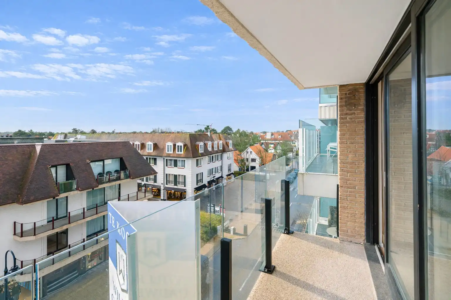 Hoogwaardige renovatie op topligging in Het Zoute foto {{pictureIndex}}
