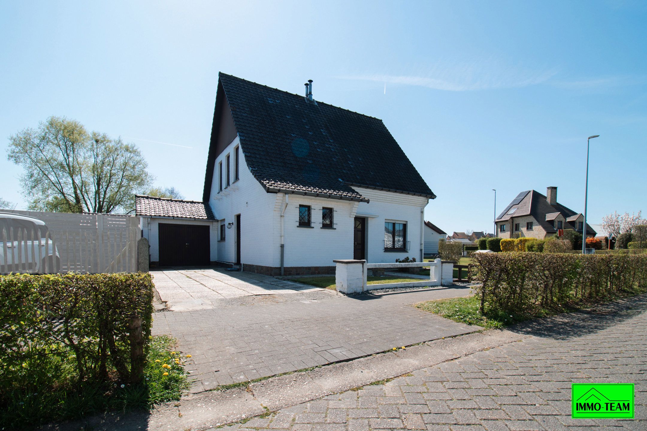 Charmante woning op een ruim hoekperceel in rustige omgeving foto 3