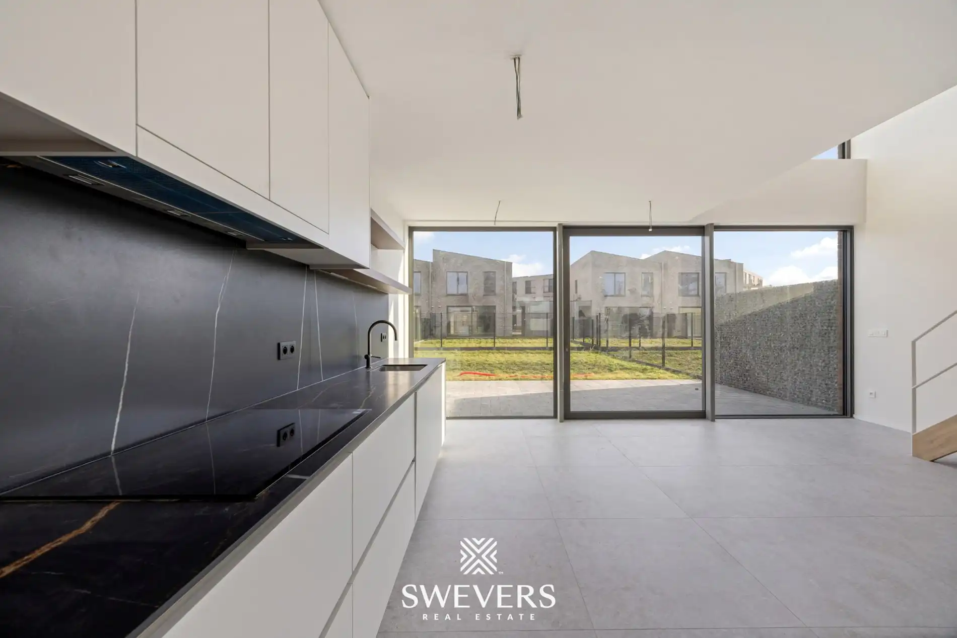 Moderne woning met open leefruimte en tuin foto 9