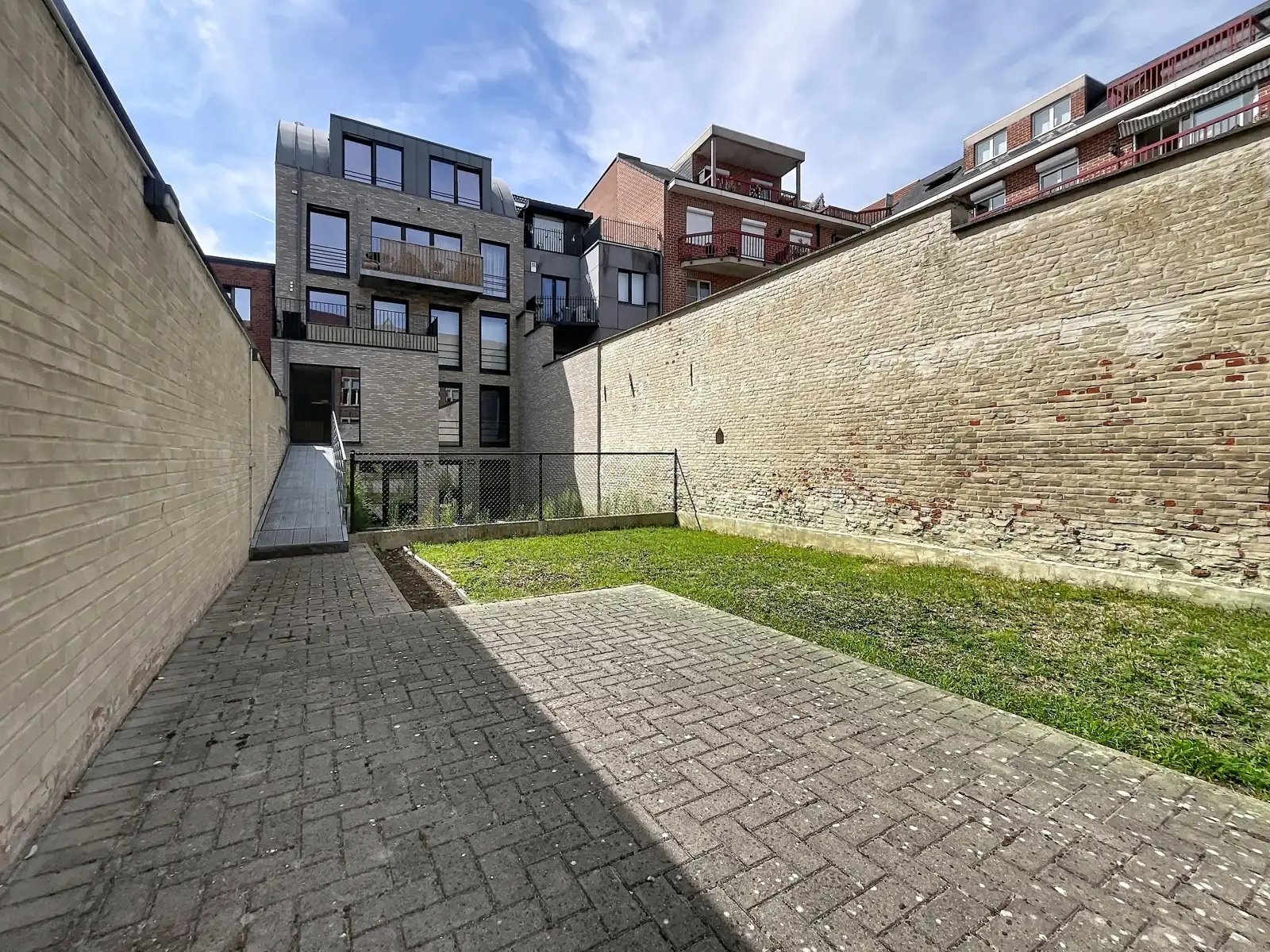 App met 2 slpks, tuin én autostaanplaats foto 13