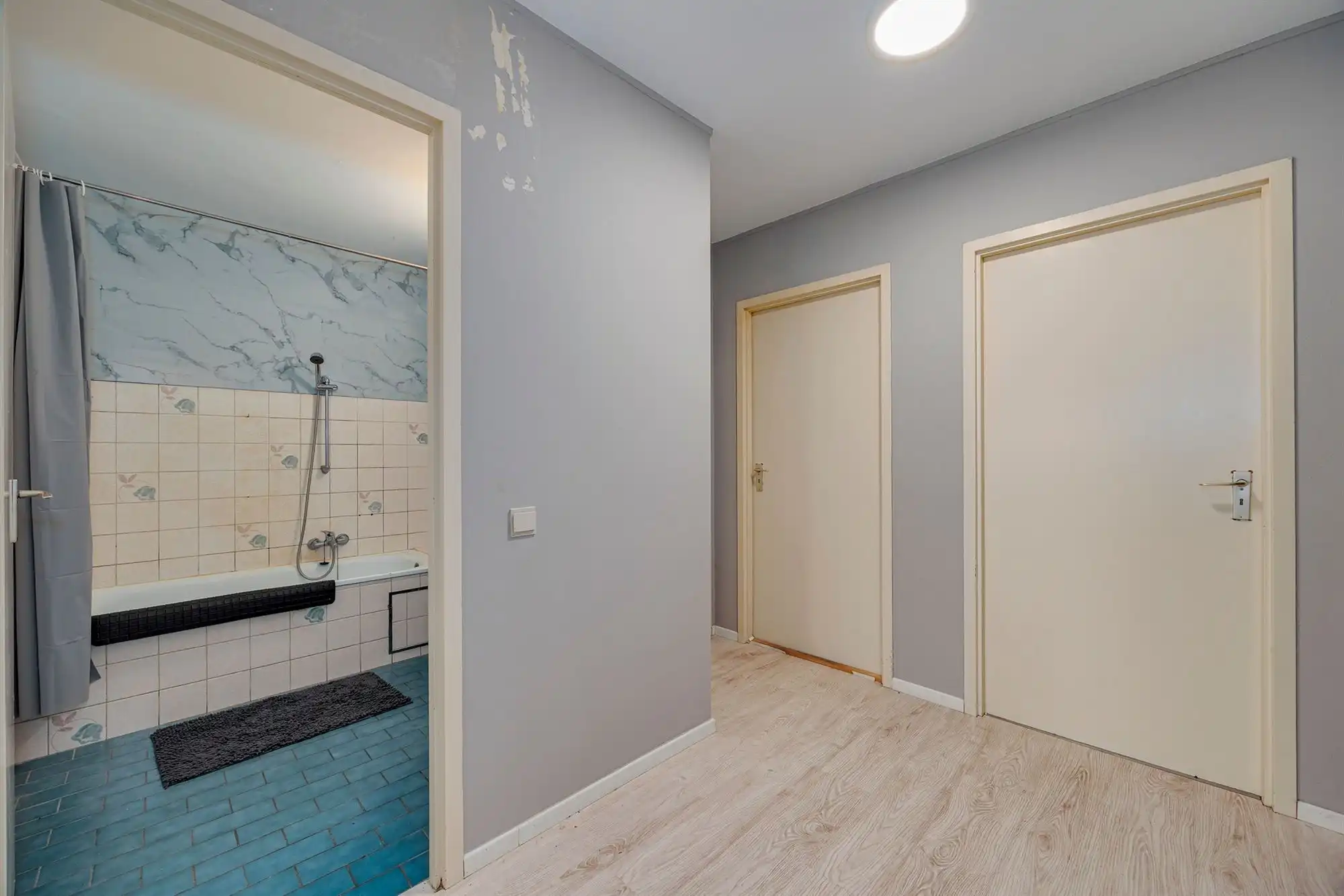 Op te frissen 2-slaapkamer appartement met terras foto 6
