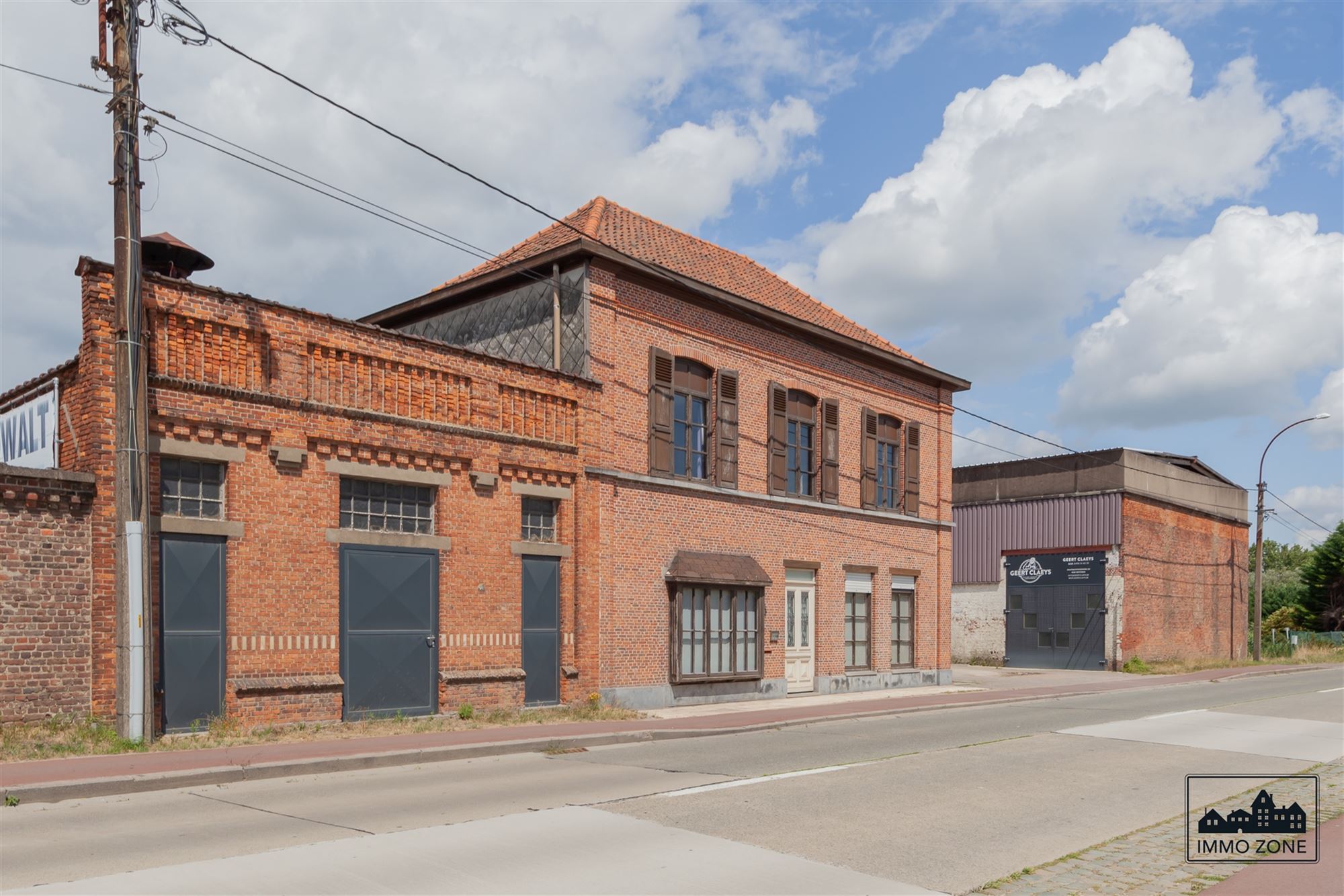 Woning met grote loodsen op gunstige ligging foto 1