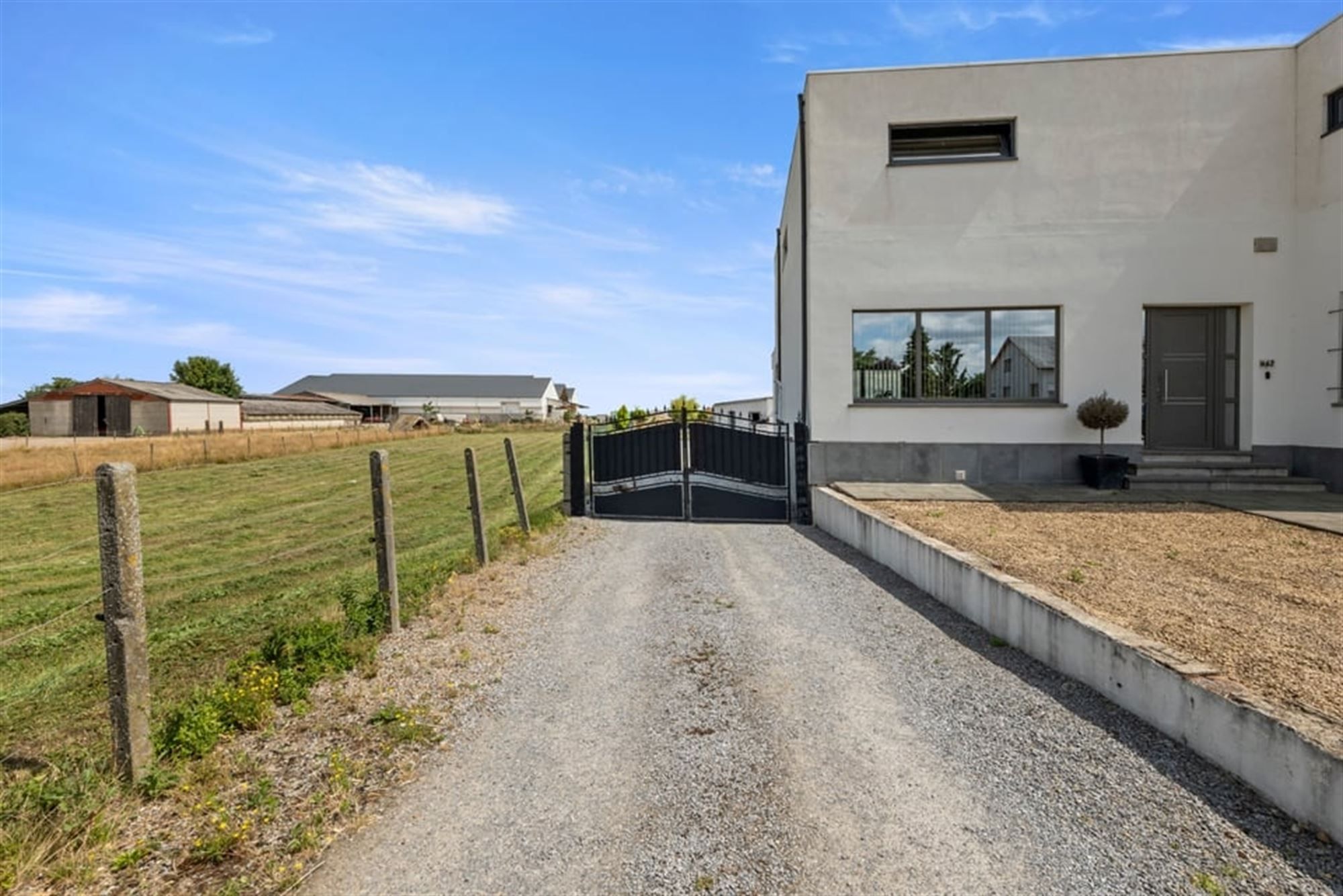RUIME GEZINSWONIG MET VEEL POTENTIEEL EN EEN RUIME GARAGE IN SINT-TRUIDEN  foto 2