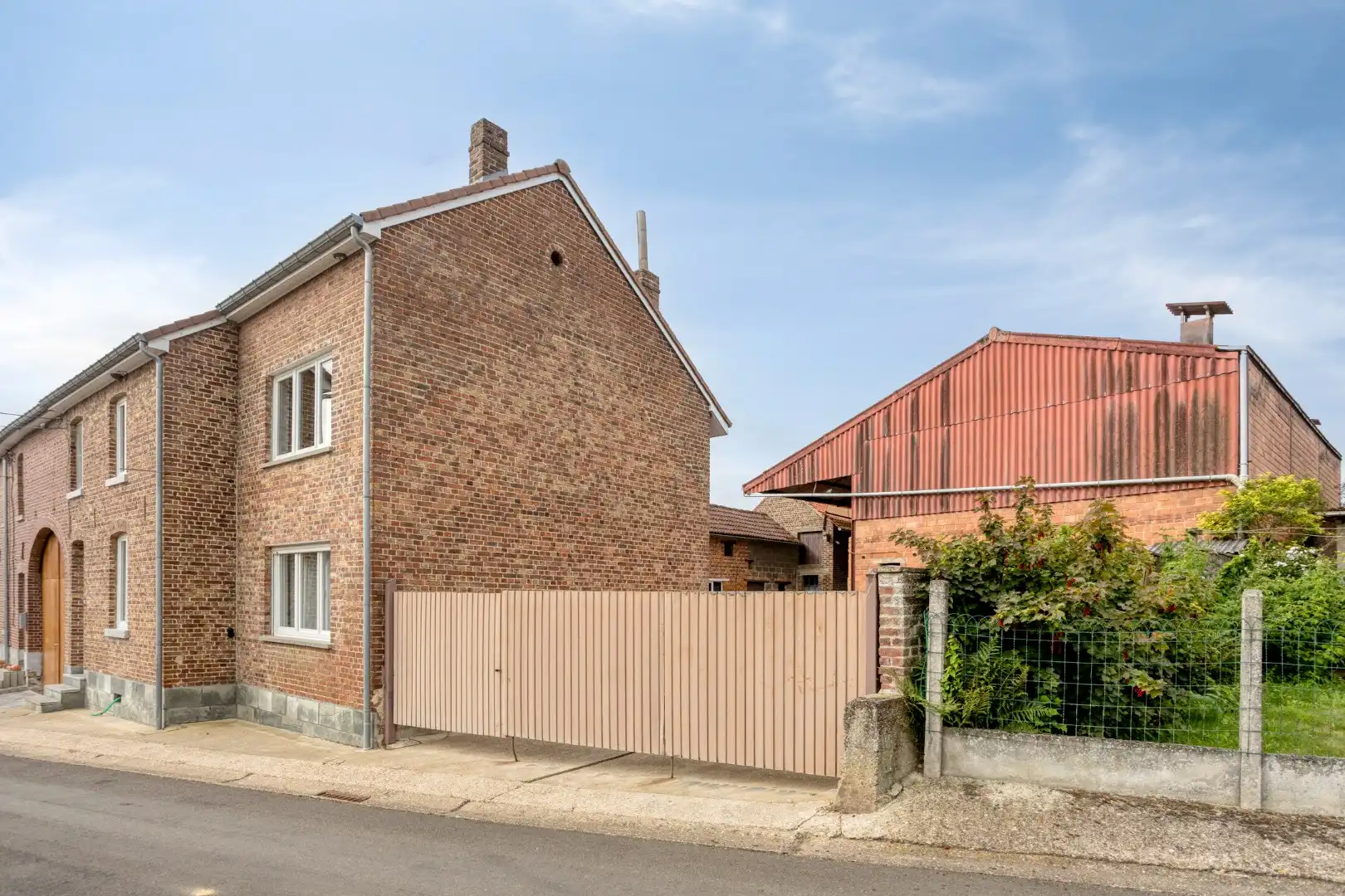 Hoevewoning met binnenkoer en grote opslagruimte te Heers-Vechmaal foto 2