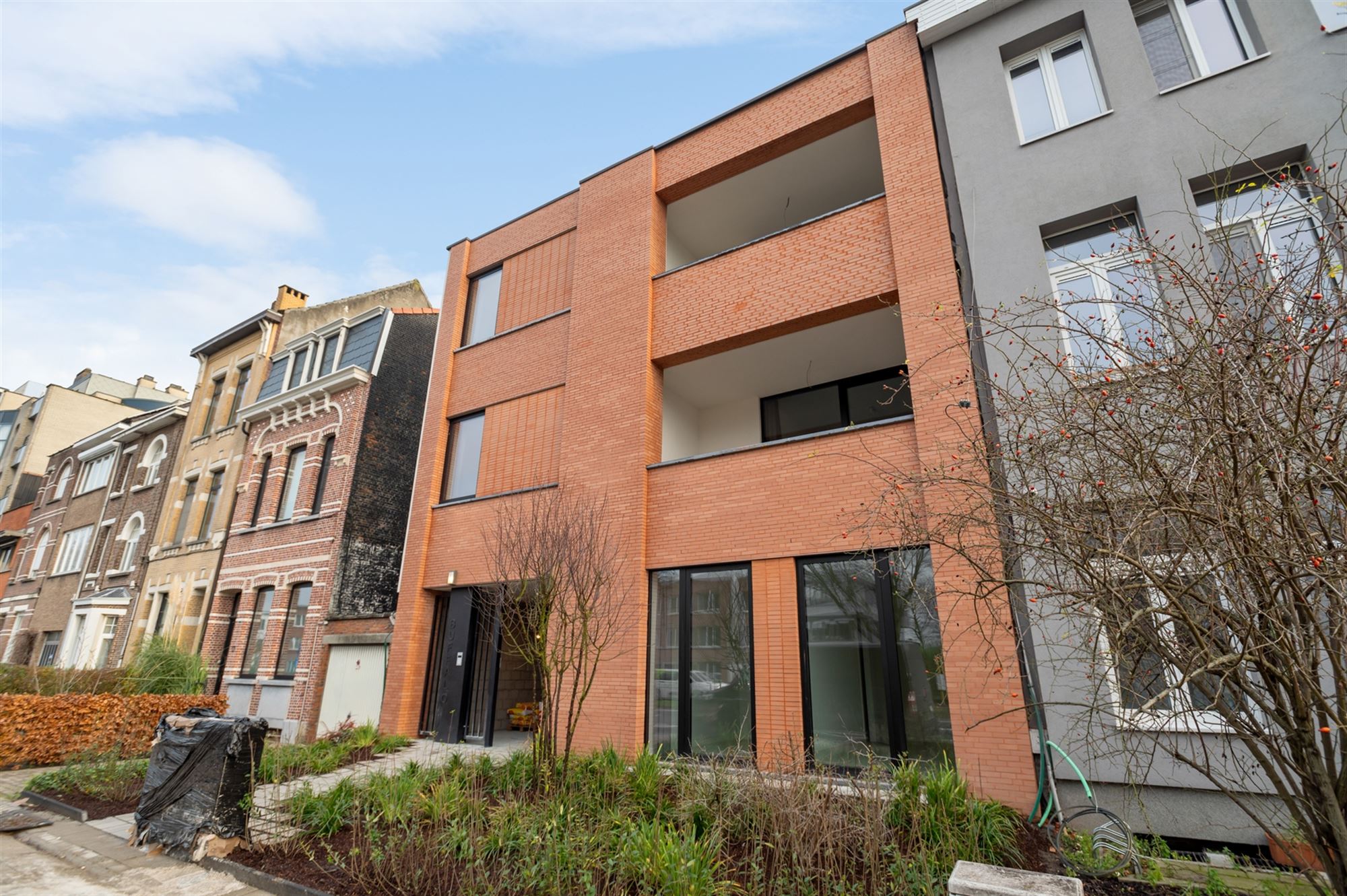 Modern 2 slaapkamer appartement met tuin en terras  foto 19