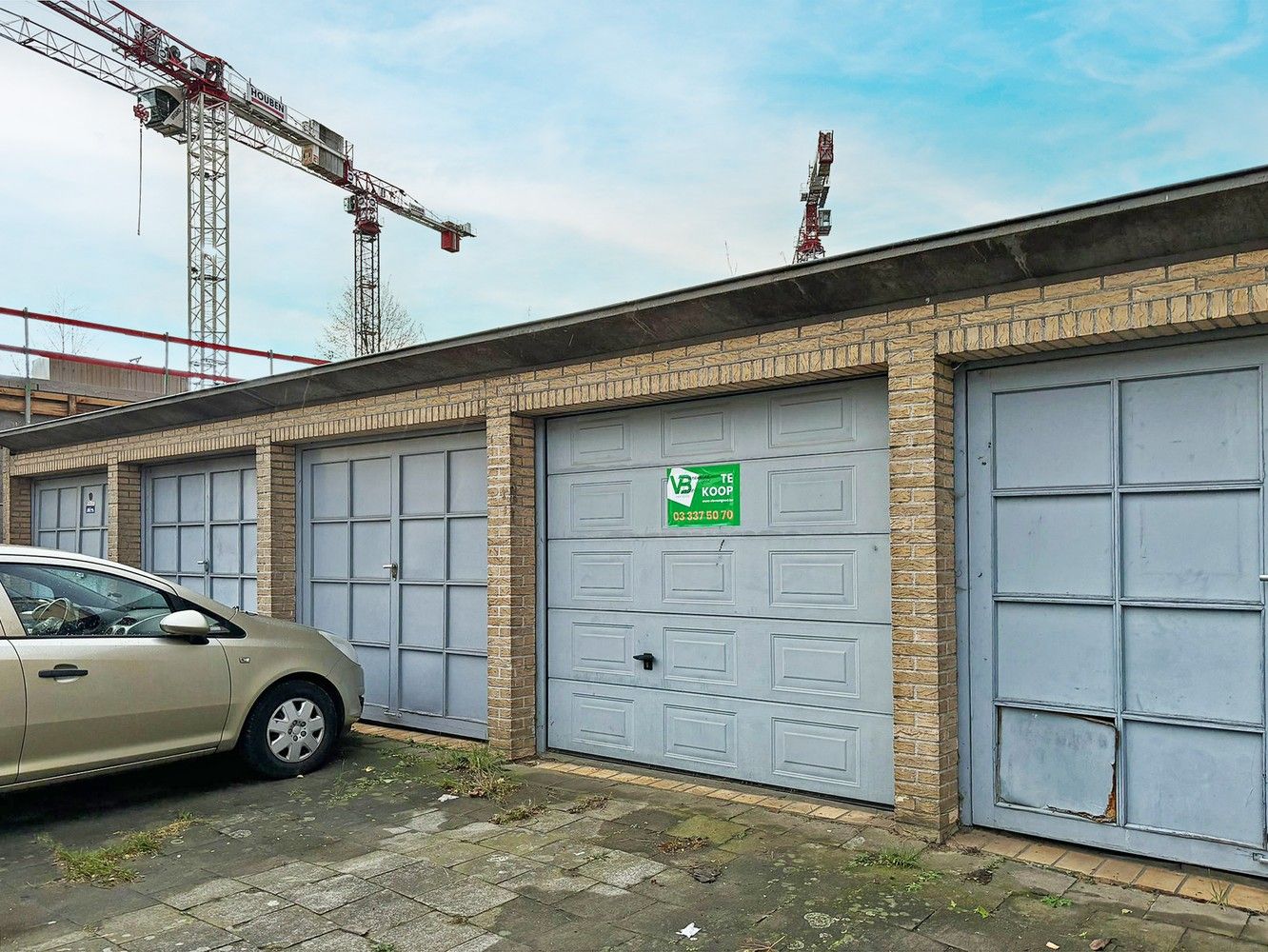 Gesloten garagebox met staanplaats op centrale locatie te Deurne! foto 3