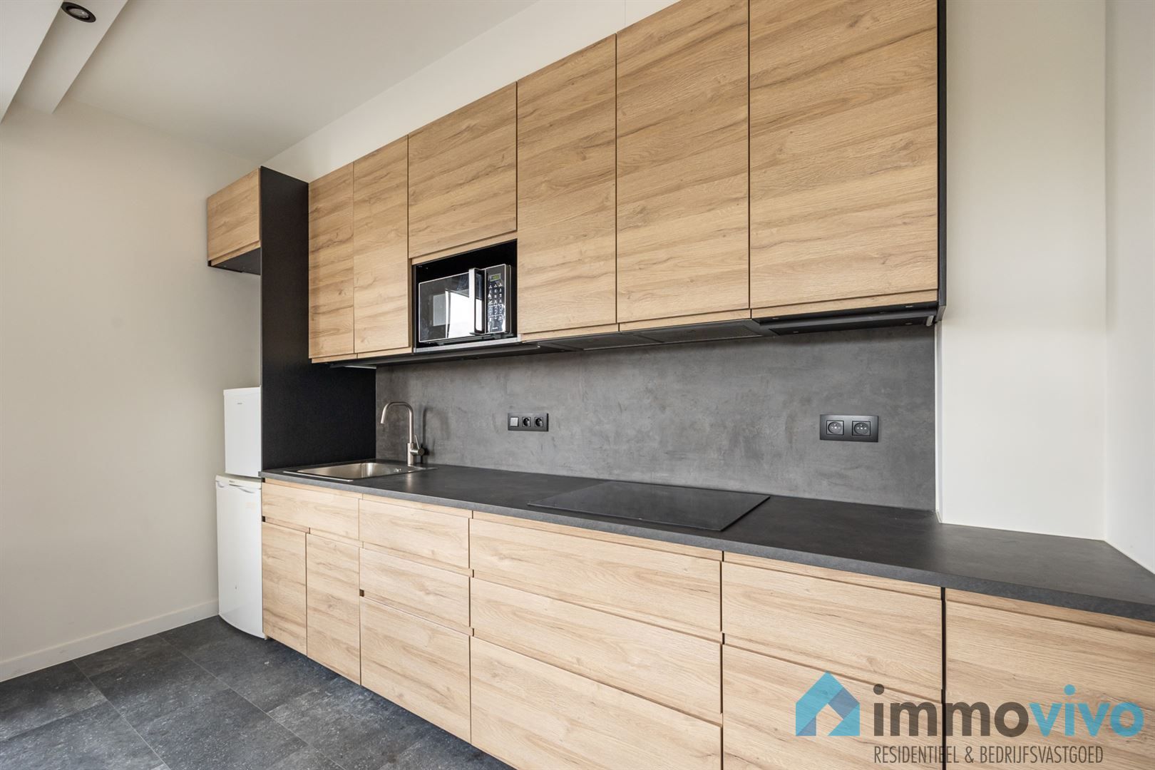 Instapklare studio met ruime living en breed terras foto 4