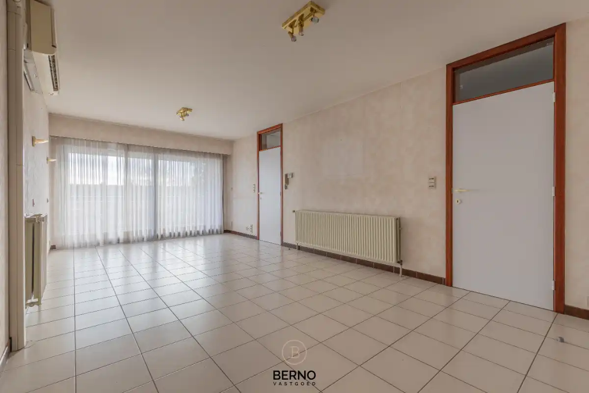 Building met praktijkruimte en 2 appartementen op commerciële locatie foto 11