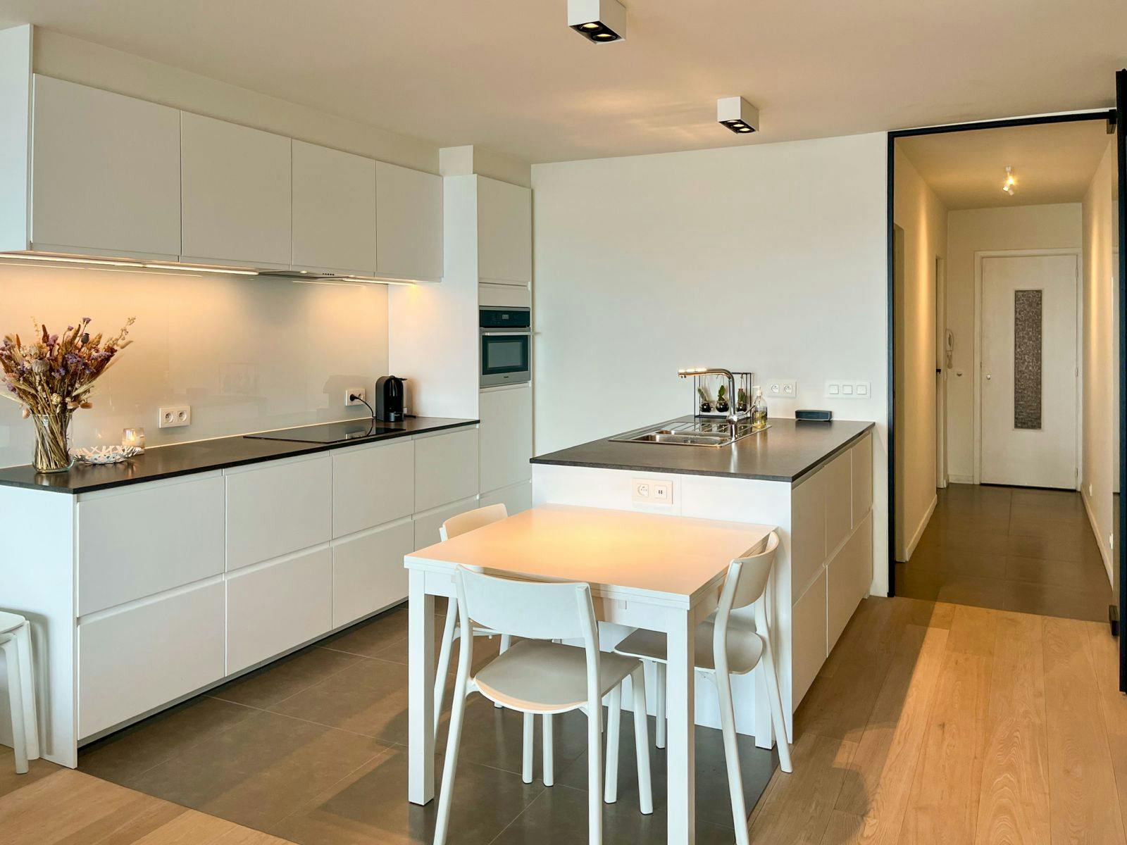 Gerenoveerd 1-slaapkamerappartement met frontaal zeezicht! foto 5