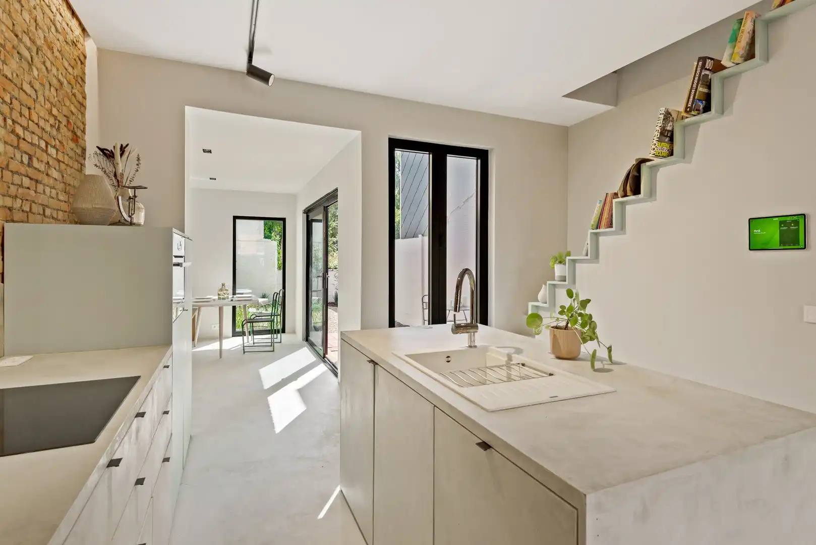 Prachtig gerenoveerde woning met gezellige en zonnige buitenruimte in rustige eenrichtingsstraat foto 9
