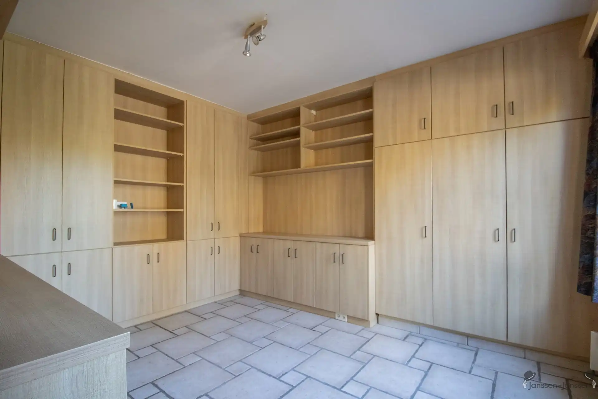Centraal gelegen recente HOB met min. 5 slaapkamers op 819 m² foto 6